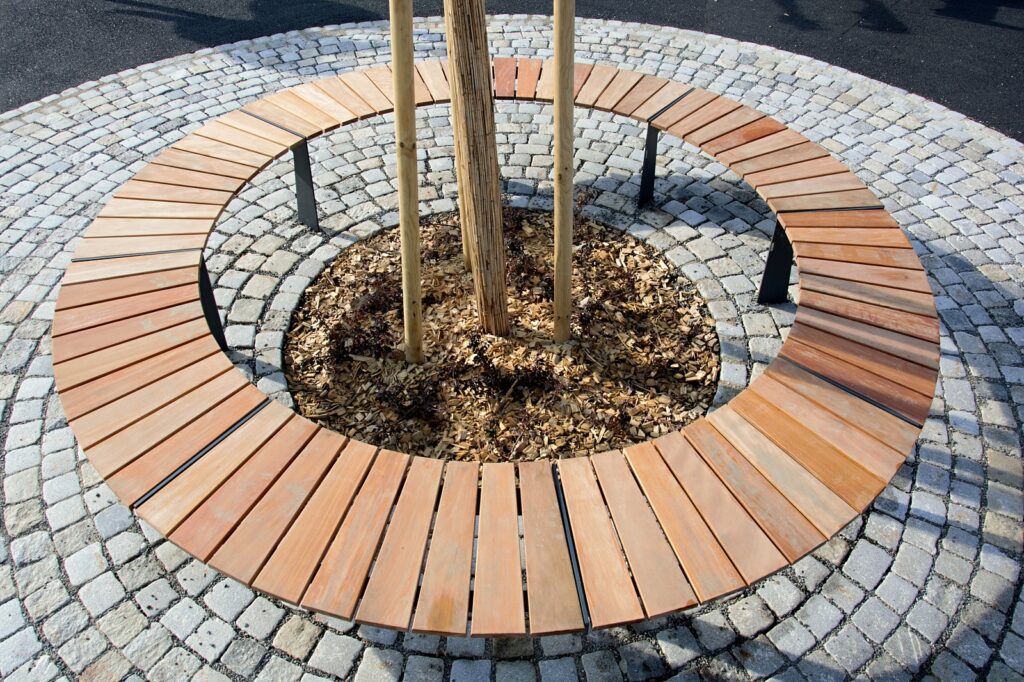 Boombanken: alles wat u moet weten over materiaal, toepassingen en onderhoud 2 Voor de houtafwerking van deze fraaie ronde boombank heeft u de keuze uit verduurzaamd grenen met UV-protector of een hardhouten zitting.